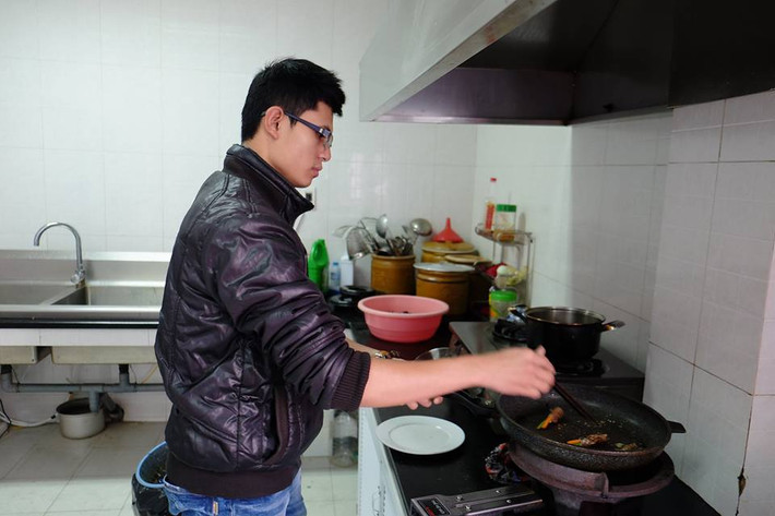 Ngày Quốc tế Phụ nữ mùng 8/3 đã cận kề, ngoài việc nghĩ ra những món quà thiết thực nhằm bày tỏ tình cảm, sự quý trọng tới người phụ nữ mình thương, đấng mày râu của thế kỷ 21 giờ đây cũng chẳng ngần ngại xắn tay đảm đương công việc nhà, thay chị em chăm lo nội trợ.