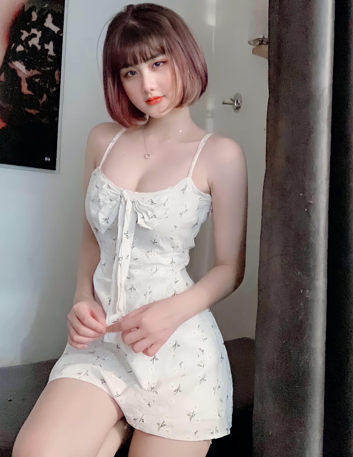 Khuôn mặt không góc chết của Hằng đôi khi chỉ cần cười nhẹ hay pose dáng một chút thôi cũng đủ khiến con người ta phải “chết mê chết mệt”.