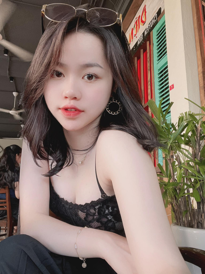 Bẵng đi một thời gian khi sự chú ý của cộng đồng mạng với cô nàng giảm đi, nhiều người đã tỏ ra vô cùng bất ngờ khi nhìn thấy những hình ảnh mới dạo gần đây của cô. Huỳnh Anh mặc chiếc áo ren hai dây, make up nhẹ nhàng chụp ảnh mà khiến ai nấy cũng đều mê mẩn.