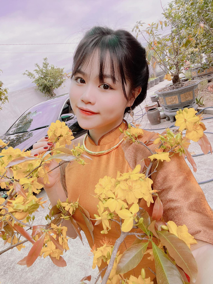 So sánh hiện tại với thời điểm yêu Quang Hải, ai cũng phải thừa nhận Huỳnh Anh xinh thêm mấy phần. Ảnh: FBNV, Tổng hợp