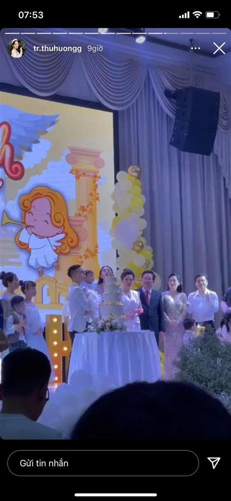 Trong không gian được trang hoàng lộng lẫy có cả dàn nhạc hợp xướng, Thu Hương và các thành viên trong gia đình cùng nhau quây quần mừng con gái 1 tuổi.