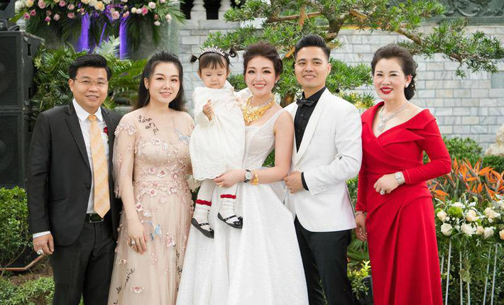 Gia đình nhà cô dâu đeo đầy vàng Nam Định cũng gây chú ý khi ai nấy cũng đều sở hữu nhan sắc cực phẩm. Riêng bà ngoại đứng cạnh nổi bật nhất với thần thái chuẩn phu nhân nhà giàu.
