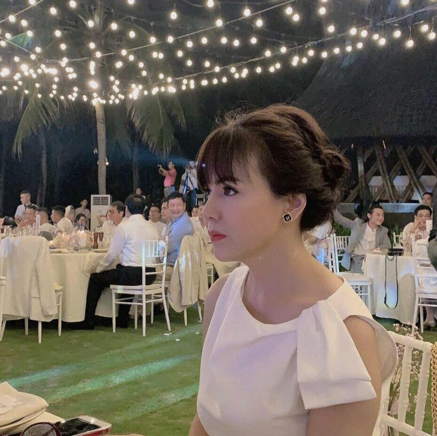 Trong hình, Phanh Lee chụp cùng mẹ khi cô mới 2 tuổi, tức năm 1992. Thời điểm ấy, dù không có app chụp ảnh hay công cụ chỉnh sửa nhưng mẹ của cô lại gây ấn tượng mạnh với gương mặt trái xoan, sống mũi thẳng, làn da mịn màng.