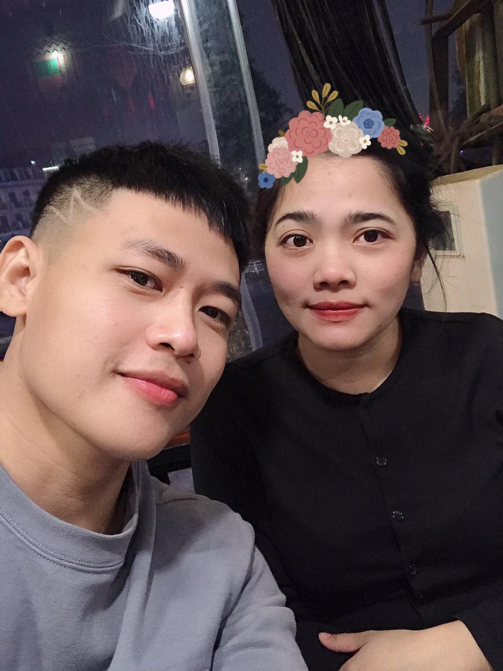Dù trải qua nhiều sóng gió, lùm xùm dư luận về anh kể từ sau khi nổi tiếng nhưng cuộc sống của Lê Tấn Lợi vẫn hạnh phúc, viên mãn, đặc biệt nhờ có cô vợ xinh đẹp đứng sau hậu thuẫn.