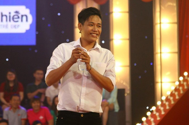 Cái tên “hot boy trà sữa” cũng được khán giả ưu ái dành tặng bởi thời điểm đó anh chàng có một quán trà sữa nhỏ ở quê.