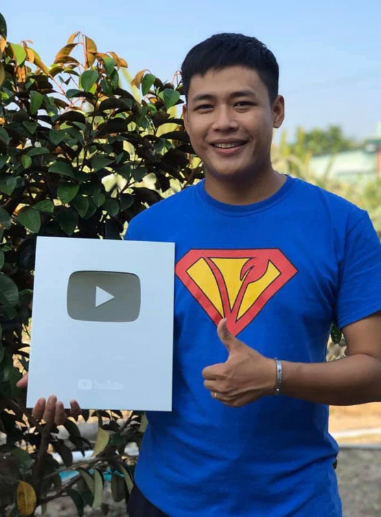 Được biết, Tấn Lợi có mở một kênh YouTube để ghi lại cuộc sống miền Tây với những món ăn ngon và sự thanh bình, tự tại. Kênh YouTube của anh đã đạt nút bạc với hơn 260 nghìn người theo dõi.
