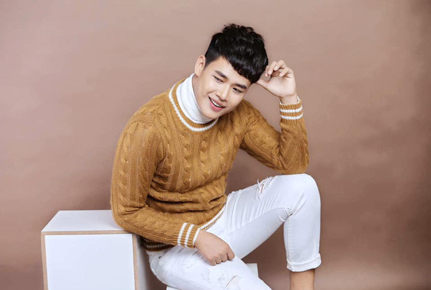 Nhìn ảnh, nhiều người nhận xét anh ngày càng điển trai, chững chạc. Đặc biệt, ngoài việc xăm hình, cách ăn mặc rất có gu khiến Lê Tấn Lợi ghi điểm trong mắt người hâm mộ.