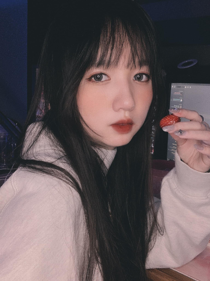 Nhờ lợi thế ngoại hình, nữ sinh luôn để lại ấn tượng mạnh mẽ trong lòng mọi người ngay từ lần đầu gặp mặt. Hiện tại trang cá nhân của Thảo Linh nhận được hàng trăm ngàn lượt theo dõi và hàng nghìn bình luận khen ngợi.