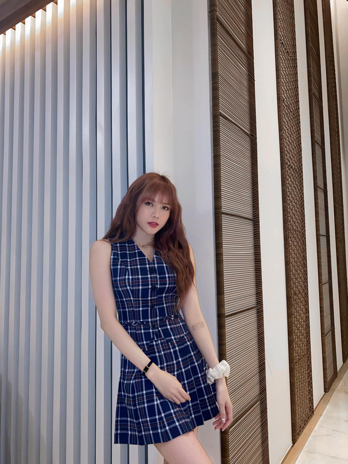 Dù mặc đồ đắt tiền hay đồ bình dân, Thiều Bảo Trâm vẫn luôn xinh đẹp theo cách riêng của mình. Ảnh: FBNV, IGNV