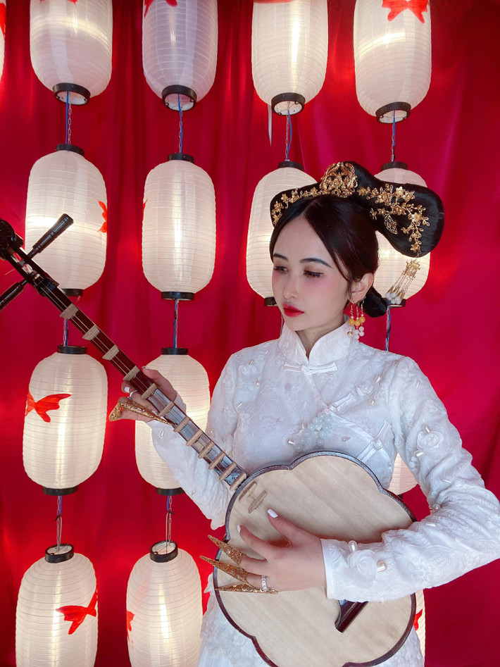 Mặc dù không hoạt động nghệ thuật cũng như chẳng liên quan gì tới làng giải trí nhưng Mina Phạm vẫn nhận được sự quan tâm đặc biệt của cộng đồng mạng bởi hay "tạo nét", chụp ảnh "sống ảo" cực lố. Ảnh: Tổng hợp