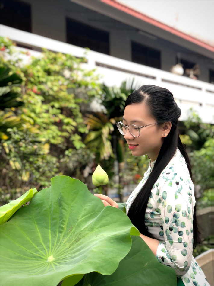 Trong đội hình Bệnh viện dã chiến cấp 2 số 3 làm nhiệm vụ giữ gìn hòa bình Liên Hợp Quốc, Lê Na trẻ tuổi nhất và cũng là nữ quân nhân đầu tiên của vùng đất Tây Nam Bộ tham gia lực lượng.
