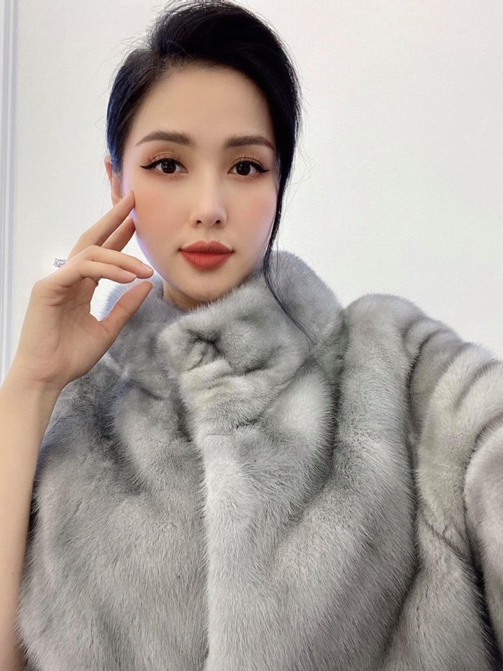 Kết hôn với ông xã đại gia, Tâm Tít cũng rời showbiz Việt, lui về hậu trường để thực hiện thiên chức làm mẹ, làm vợ.