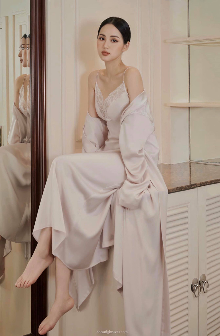 Tâm Tít cho biết, vì muốn đổi phong cách khác nên bán lại chiếc túi xách hàng hiệu này với giá 50 triệu đồng, có đầy đủ hóa đơn, túi hộp như mới.