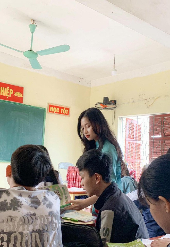Trước đó, trên MXH cũng xôn xao với hình ảnh chụp lén một nữ giáo viên diện áo dài xanh đứng lớp dạy học sinh.