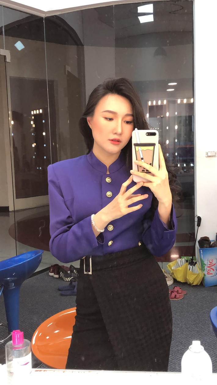 Gương mặt xinh đẹp và lối dẫn gần gũi tự nhiên của cô ghi dấu ấn trong lòng khán giả xem truyền hình.