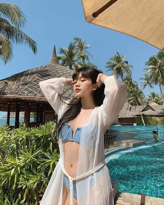 Những shoot hình với bikini của Bảo Hân nhiều lần khiến cư dân mạng "xịt máu mũi" vì quá gợi cảm.