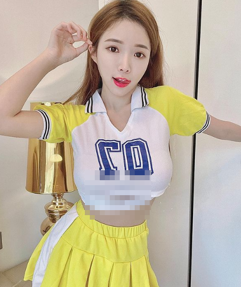 Theo ý kiến của nhiều dân mạng, nữ DJ 9X với đường cong chữ S hoàn hảo còn sexy hơn cả DJ Soda.