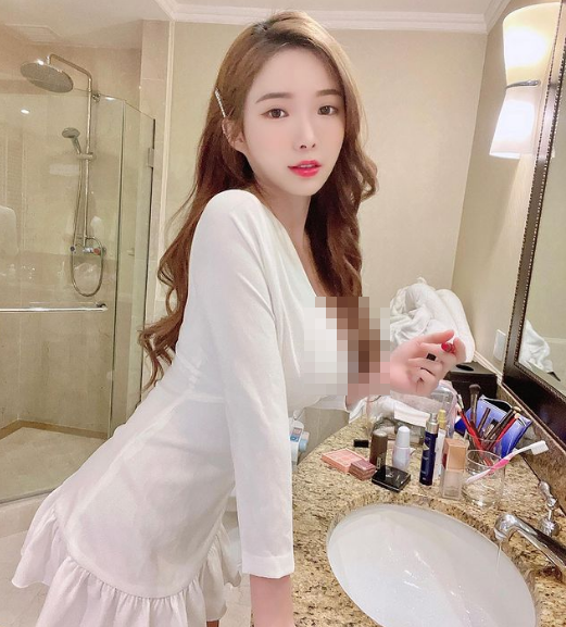 Hiện tại, Amber Na nhận được một số lời mời đóng quảng cáo và thường xuyên xuất hiện trên các gameshow truyền hình.