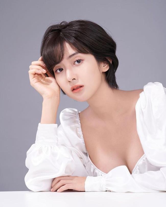 Hot girl xứ chùa Vàng "đốn tim" fan bởi gương mặt xinh xắn như búp bê cùng nụ cười tỏa nắng.