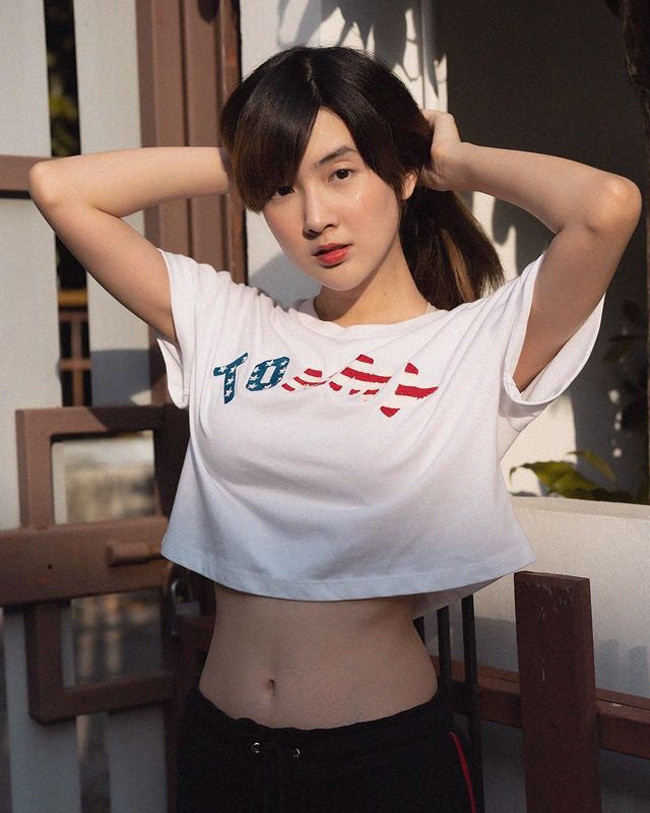 Gái xinh sinh năm 1995 được nhiều tạp chí nổi tiếng lựa chọn làm nhân vật trang bìa. Cô nàng được mệnh danh là "nữ thần streamer Thái Lan" nhờ nhan sắc xinh đẹp.