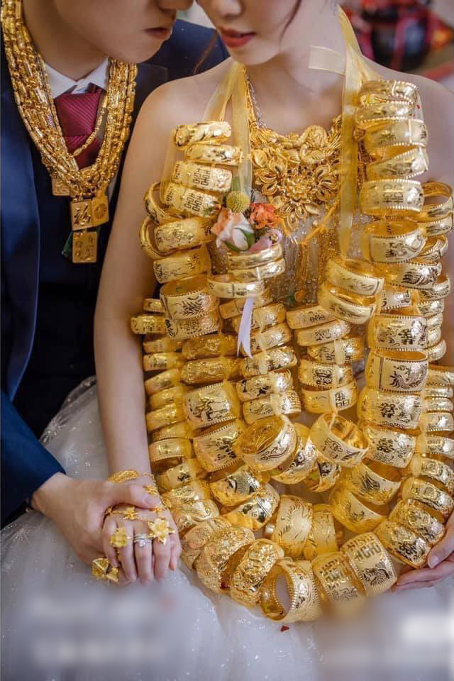 Hình ảnh cô dâu đeo khoảng 100 chiếc vòng làm bằng vàng khiến không ít người trầm trồ. Đây quả thực là đám cưới siêu khủng hiếm có từ trước tới nay.