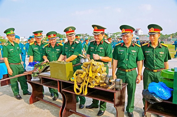 Hầu hết các đơn vị đều đã làm tốt công tác chuẩn bị về thao trường, bãi tập, cơ sở vật chất phục vụ nhiệm vụ huấn luyện. Các đơn vị khi ra quân huấn luyện đã kết hợp với phát động Phong trào Thi đua Quyết thắng, phấn đấu 100% nội dung huấn luyện đạt yêu cầu, có 70-80% đạt khá, giỏi. Hình ảnh: Lãnh đạo Quân khu 7 tham quan mô hình học cụ tại lễ ra quân huấn luyện của Bộ CHQS tỉnh Long An.