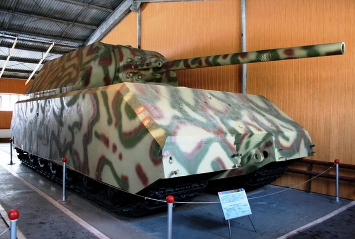 Dài tới 10,2 mét, rộng 3,71 mét, cao 3,63 mét và nặng 188 tấn, xe tăng hạng siêu nặng Panzer VIII Maus của Đức Quốc Xã là phương tiện quân sự nặng nhất từng được chế tạo.