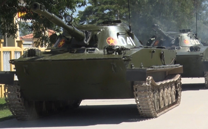 Theo đó hình ảnh chiếc xe tăng PT-76 với khẩu pháo “lạ” xuất hiện trong đợt diễn tập thực binh đánh địch đổ bộ đường biển trong diễn tập khu vực phòng thủ tỉnh Quảng Trị năm 2018, và nếu so sánh với mẫu pháo D-56TS trên những chiếc PT-76B vốn phổ biến trong quân đội ta thì khẩu pháo “lạ” trên có sự khác biệt khá lớn về thiết kế. Nguồn ảnh: Báo Hải quân.