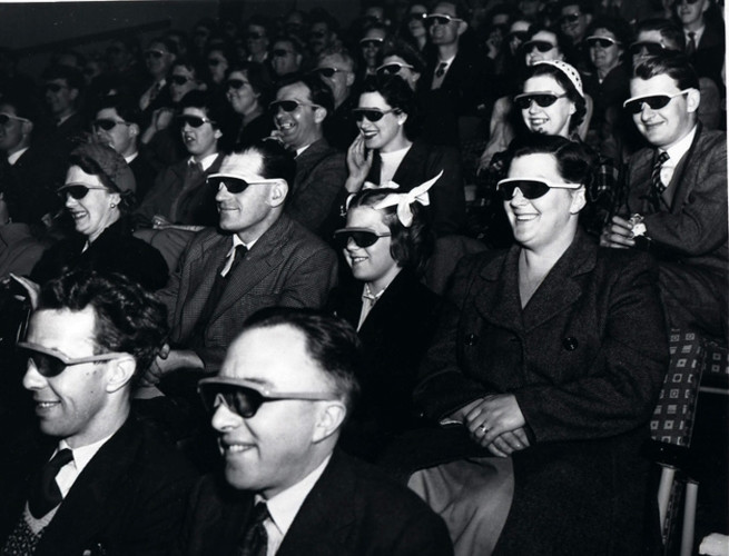 Các khán giả đang đeo những chiếc kính đặc biệt để xem một bộ phim 3D tại Telekinema ở London năm 1951.