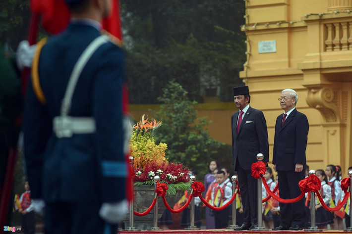 Chuyến thăm lần này của Quốc vương Hassanal Bolkiah diễn ra trong bối cảnh quan hệ Việt Nam - Brunei đang phát triển thuận lợi cả về song phương và đa phương, nhiều lĩnh vực có sự tiến triển rõ nét, tin cậy chính trị được củng cố thông qua duy trì trao đổi đoàn và tiếp xúc cấp cao... Hai nước thiết lập quan hệ ngoại giao vào năm 1992.