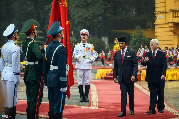 Tổng Bí thư, Chủ tịch nước Nguyễn Phú Trọng và Quốc vương Brunei Hassanal Bolkiah duyệt đội danh dự Quân đội nhân dân Việt Nam tại lễ đón ở Phủ chủ tịch sáng 27/3.