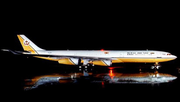 Hoàng gia Brunei cũng có một chiếc Boeing 747 trị giá 100 triệu USD và được thiết kế lại như một ngôi nhà với chi phí hơn 120 triệu USD. Máy bay phản lực tư nhân Boeing 747-400 của ông không khác gì cung điện với tiện nghi hiện đại và bàn điều khiển từ xa riêng biệt. Ảnh: img.xcitefun.net.
