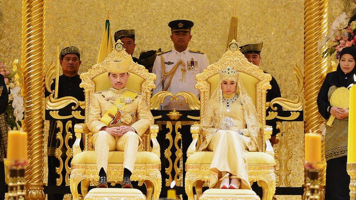 Hồi tháng 5/2015, quốc vương Brunei đã tổ chức đám cưới xa hoa cho Hoàng tử Abdul Malik, con trai út của ông. Cặp đôi mặc trang phục làm bằng vàng, đính kim cương và ngọc lục bảo lớn. Ảnh: Reuters.