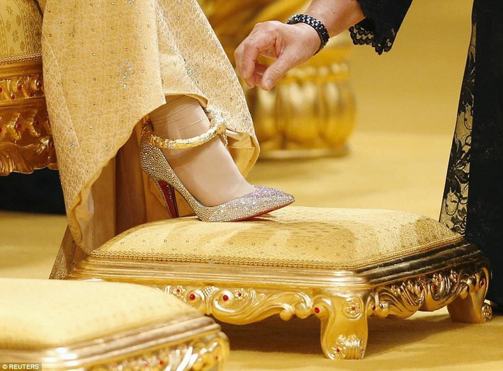 Bó hoa của cô dâu được làm bằng đá quý và kim loại quý thay vì hoa thật. Cô dâu đi đôi giày Christian Louboutin được nạm pha lê Swarovski và đeo lắc chân bằng vàng. Cô đội vương miện kim cương gắn hồng ngọc và đeo dây chuyền kim cương. Ảnh: Reuters.