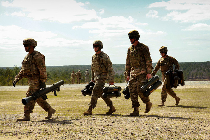Đới với quân đội Mỹ, cuộc chiến ở Afghanistan được xem là một cuộc thử nghiệm lớn đối với Carl Gustaf. Nhờ Carl Gustaf quân đội Mỹ đã làm "làm mưa làm gió" trên chiến trương này. Tuy nhiên, tổng kết lại các dòng Carl Gustaf vẫn không thể vượt qua được cái bóng của RPG-7. Thiệt hại của RPG-7 gây ra cho Quân đội Mỹ tại Afghanistan hay Iraq còn nhiều hơn cả những gì Carl Gustaf thể hiện ở hai chiến trường này. Nguồn ảnh: dvidshub.net.