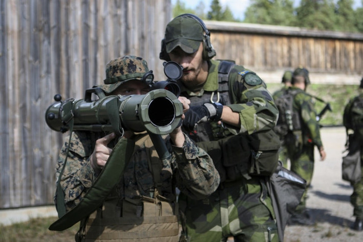 Cùng với hợp đồng mua Carl-Gustaf M4, Mỹ và Thụy điển còn ký thỏa thuận hợp tác cùng sản xuất vũ khí này. Tại Mỹ, khẩu Carl-Gustaf M4 được đánh giá rất cao và được biết đến với tên gọi là M3E1, hay vũ khí cá nhân đa nhiệm mới. Carl-Gustaf M4 hay M3E1 đều đang được thử nghiệm trong Quân đội Mỹ dưới nhiều cấp độ khác nhau và xuất hiện trên mọi điểm nóng trên thế giới. Nguồn ảnh: dvidshub.net.