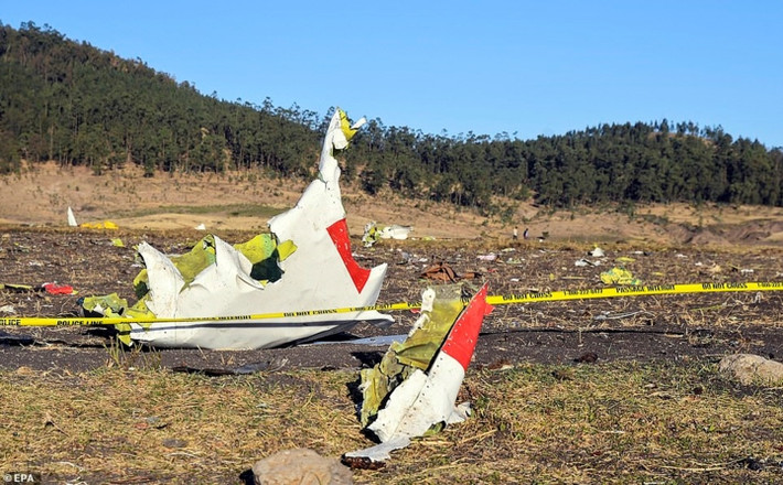 Ngày 10/3/2019, chiếc máy bay Boeing 737 mang số hiệu ET 302 của hãng hàng không Ethiopian Airlines cất cánh từ thủ đô Addis Ababa tới Nairobi (Kenya) bị rơi chỉ 6 phút sau khi cất cánh. Toàn bộ 149 hành khách và 8 thành viên phi hành đoàn đều thiệt mạng. Ảnh: EPA