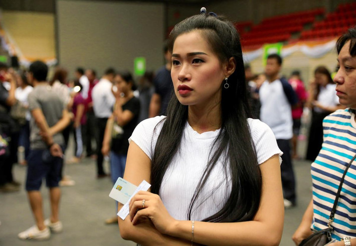 Một cử tri trẻ tuổi có mặt ở điểm bỏ phiếu, kể từ lần tổng tuyển cử gần nhất vào năm 2011, Thái Lan đã có thêm 7 triệu cử tri đủ tuổi đi bỏ phiếu. Ảnh: Reuters.