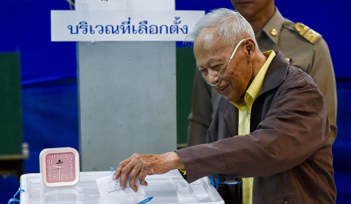 Ông Prem Tinsulanonda, thủ tướng Thái Lan trong giai đoạn 1980-1988 cũng đi bỏ phiếu mặc dù năm nay đã bước sang tuổi 98. Ảnh: AFP.