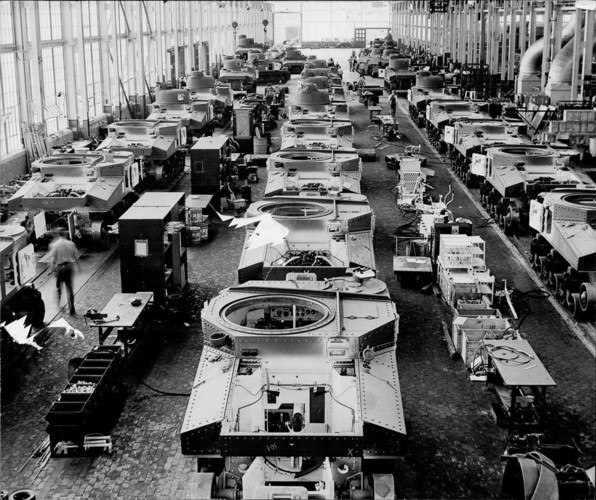 Nhà máy lắp ráp tự động Chrysler ở Detroit, bang Michigan, Mỹ sản xuất những chiếc xe tăng năm 1942.