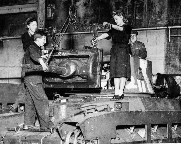 Công việc lắp ráp các bộ phận của chiếc xe tăng Matilda năm 1941 trong nhà máy của Bộ Hậu cần Anh.