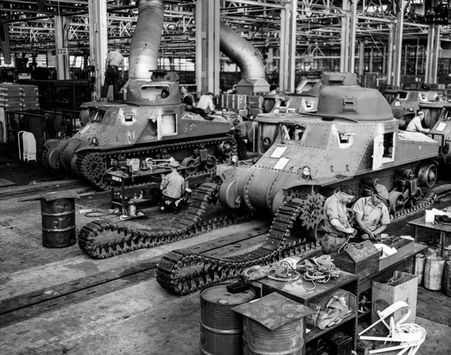 Các công nhân tham gia sản xuất những chiếc xe tăng M-3 trong một nhà máy của Mỹ năm 1942.
