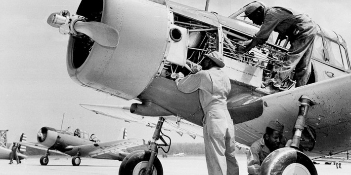 Các học viên được đào tạo tại Tuskegee bao gồm phi công, hoa tiêu, kỹ thuật viên và hậu cần phục vụ các chủng loại máy bay tiêm kích, ném bom trong Không lực Mỹ. Trong đó có phi đội ném bom 477 được huấn luyện với máy bay ném bom B-25 Mitchell, nhưng phi đội này chưa từng tham chiến. (Ảnh: Business Insider)