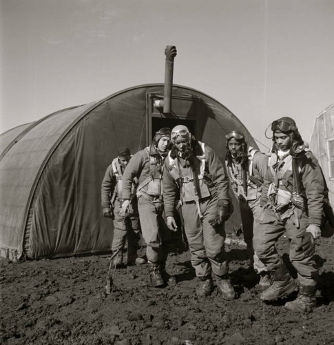 Đầu năm 1944, các phi công từ Phi đội 99 đã bắn hạ 12 máy bay chiến đấu của Đức chỉ trong hai ngày. Vào tháng 2/1944, các phi đội có phi công người Mỹ gốc Phi khác như 100, 301 và 302 được triển khai đến Italy; cùng với phi đội 99 đã tạo thành Phi đoàn tiêm kích 332 mới. (Ảnh: Business Insider).