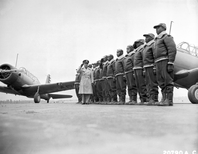 Tháng 3/1941, phi đội không quân da màu đầu tiên được thành lập, Phi đội truy kích số 99, chỉ ba tháng trước khi Không lực Hoa Kỳ được thiết lập riêng biệt nhằm đảm bảo sự quản lý và điều hành hiệu quả hơn trong quân đội. (Ảnh: Wikipedia)