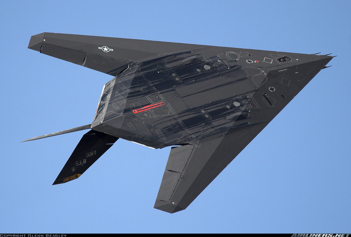Khác với F-105 hay F-111, F-117 hoàn toàn không có khả năng không chiến khi không được trang bị pháo hay tên lửa không đối không, do vậy có rất nhiều trang cãi khi nó mang ký hiệu "F". Nguồn ảnh: Airliners.net.