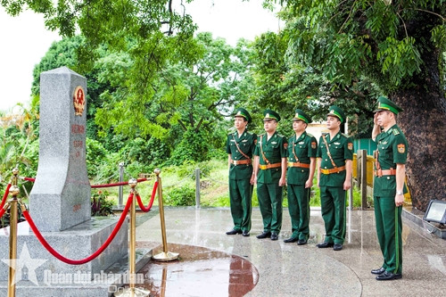 Bộ đội biên phòng Quảng Ninh chào cột mốc biên giới Việt Nam - Trung Quốc.