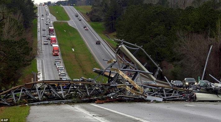 Cột điện cao thế bị đổ, chắn ngang đường cao tốc tại Hạt Lee, Alabama. Ảnh: AP.