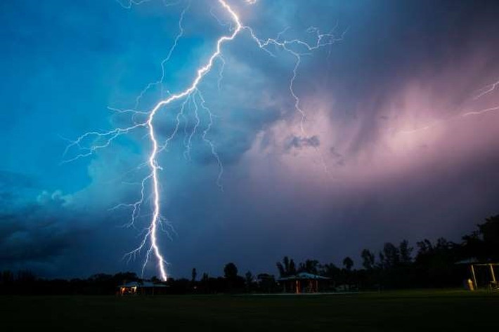 Một tia chớp đậm nét đánh xuống Fort Myers gần Lakes Park, Arizona.