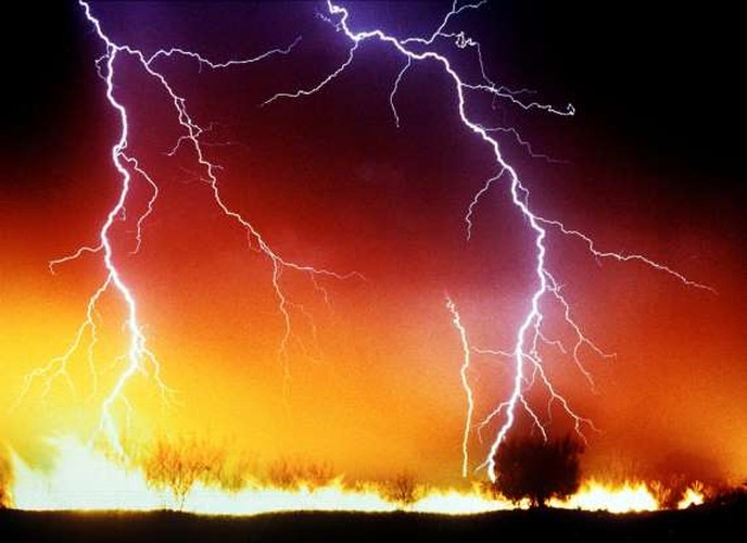 Những tia chớp "giận dữ" giáng xuống đám cháy rừng ở Khu bảo tồn Gila, Arizona.